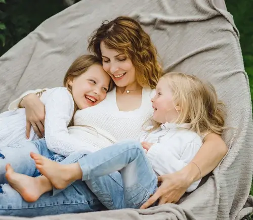 madre-con-hijos-movil